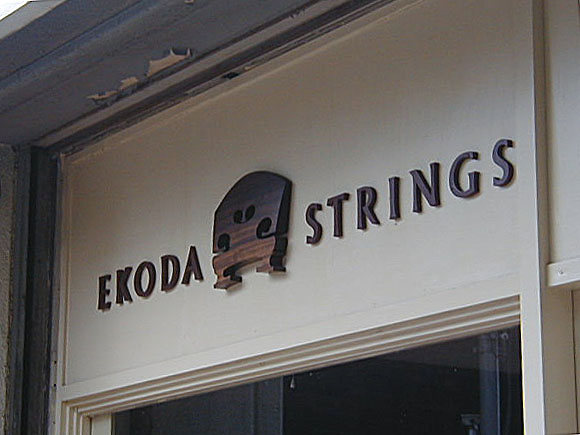 uEkoda Stringsv̊̕ԂɃoCĨubW\Ă