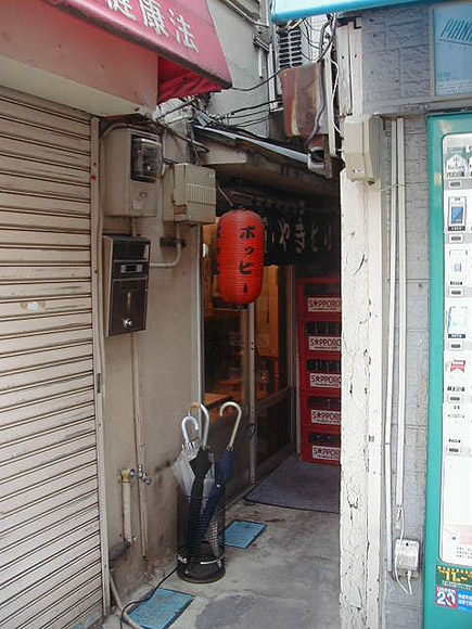 お店の入口付近・他の建物の隙間をぬって入っていく感じです