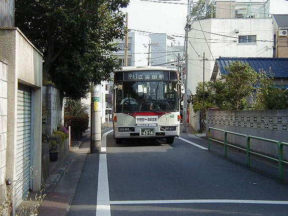 狭い住宅街の路地を爆走するバス